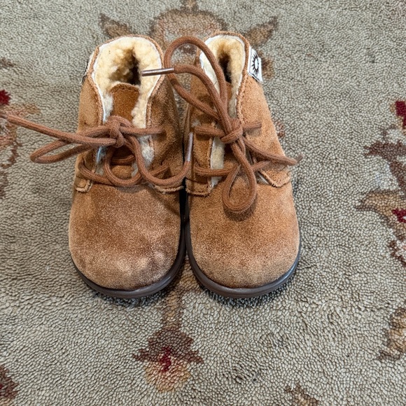 UGG Tan leather Kids Boots with Sheepskin Lining - Picture 4 of 7